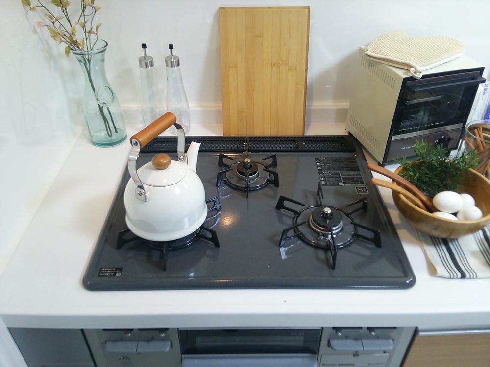Kitchen. Three-necked stove!