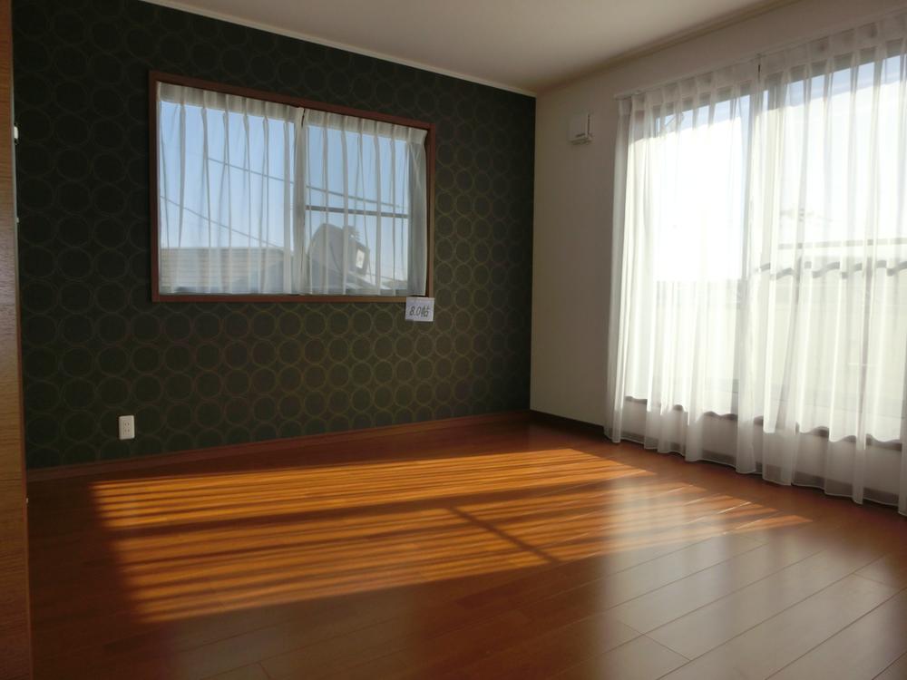Non-living room. The color of the walls, We have changed one. Makeup of wallpaper had put the accent in the room. ⇒8.0 Pledge