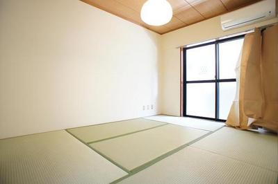 Living and room. Japanese-style room is calm ・  ・  ・