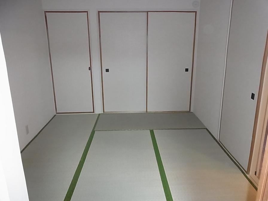 Other room space. 6 tatami Japanese-style wall-to-wall storage There