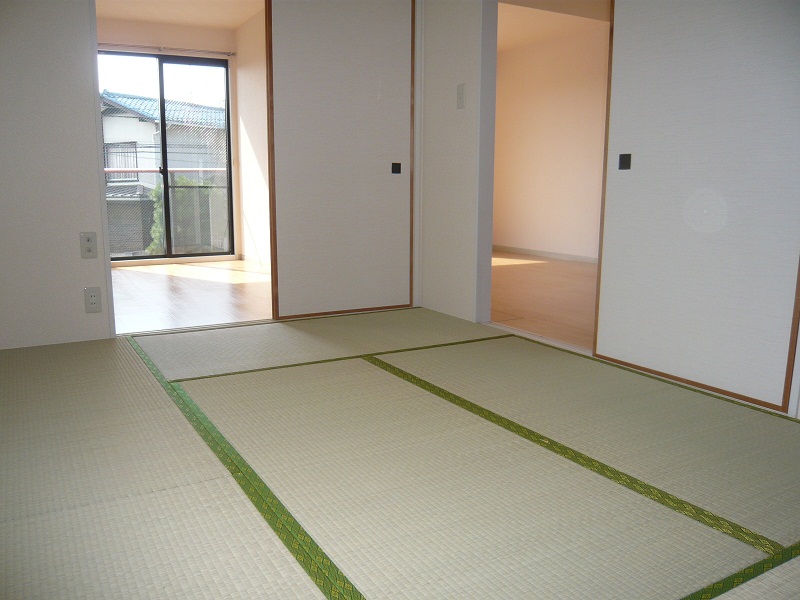 Other room space. Separate Japanese-style photo  ☆ 3 face lighting ・ All rooms have windows I am happy ☆