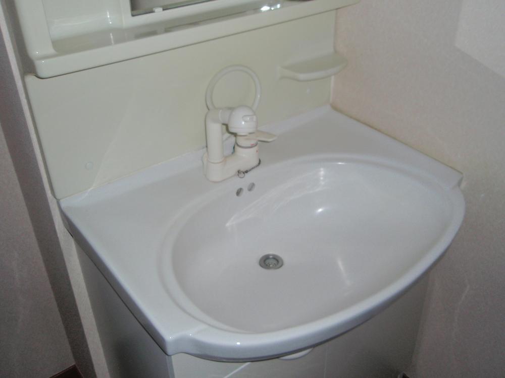Wash basin, toilet. Indoor (11 May 2012) shooting