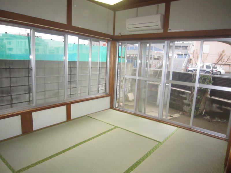 Other room space. Large windows dihedral 1F Japanese-style room