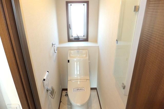 Toilet. 1 Building Washlet standard. There is also storage.