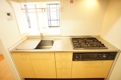 Kitchen. Glad to Favorite dishes, 3-neck is a gas stove in the property! 