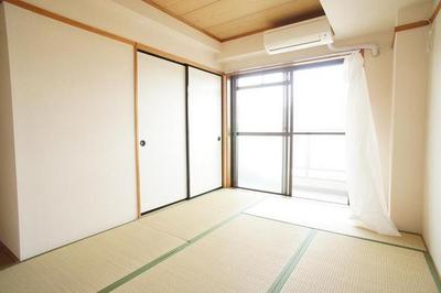 Living and room. Of moist and calm atmosphere Japanese-style room. You can also use the To spacious storage.