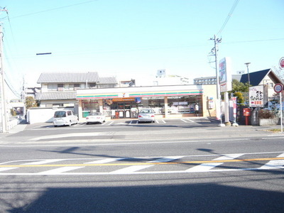 Convenience store. 580m to Seven-Eleven (convenience store)