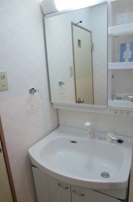 Washroom. With separate wash basin ☆