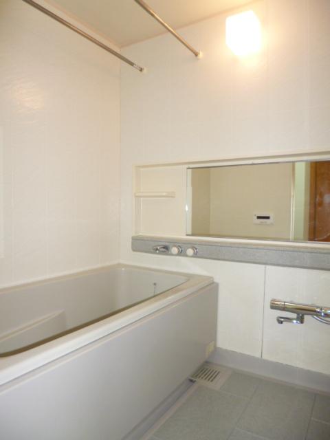 Bathroom. Bathrooms add cooking function ・ With bathroom dryer. You can wash with confidence even on rainy days.