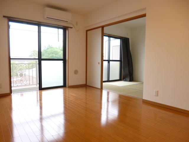 Living. Living dining about 8.0 Pledge. Wide balcony.