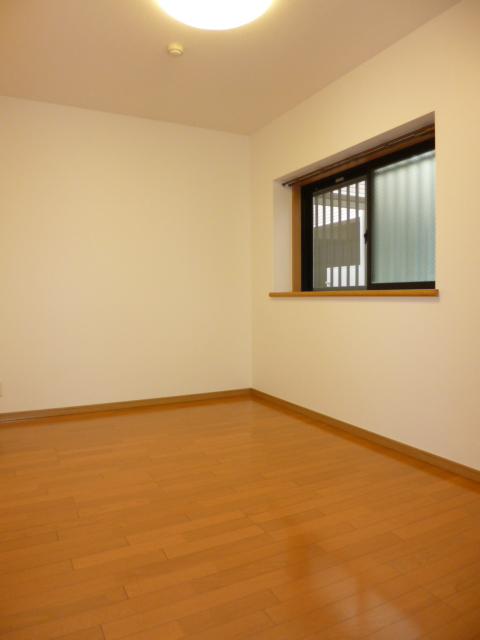 Non-living room. Western-style about 5.9 Pledge. With closet.