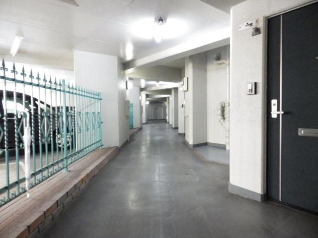 Other common areas. Shared hallway. There is a feeling of cleanliness and in good management.