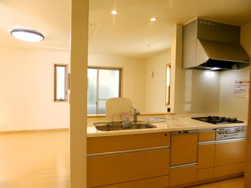 Same specifications photo (kitchen). It bounces also conversation with family at the counter kitchen. 