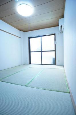 Living and room. As it is purring even nap because there is a Japanese-style room. It is a healing space.