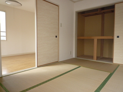 Living and room. 6 Pledge of Japanese-style room, Good even if I use in the bedroom. Also good to sleep grounder! 