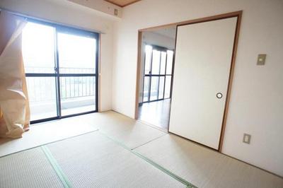 Living and room. Japanese-style rooms also sunny, And heartwarming. 