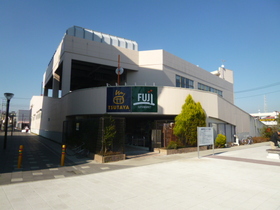 Supermarket. Fuji Samukawa store up to (super) 725m