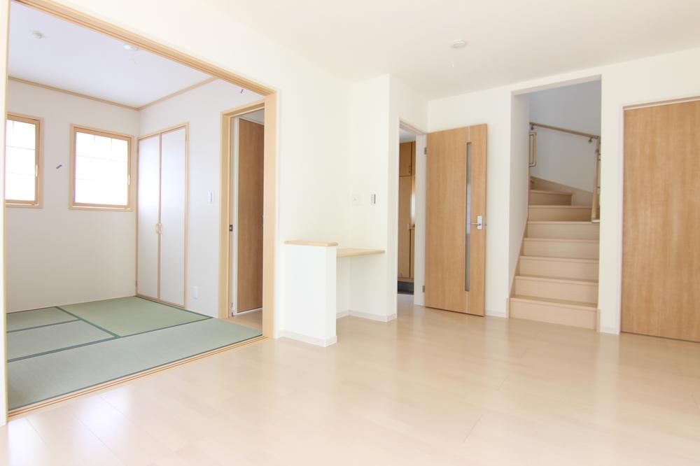 Same specifications photos (living). 1 Building: is a popular plan of construction cases ○ living and integrated available Japanese-style room and a living-in stairs.