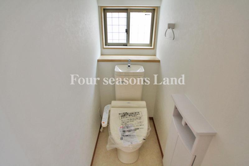 Toilet. Indoor (11 May 2013) Shooting