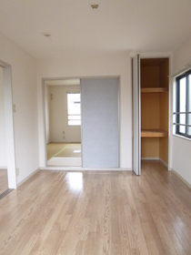 Living and room. South-facing Western-style