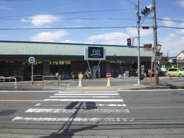 Supermarket. 2 minute walk 150m to Fuji Super, Close by is very convenient. Crowded with your neighborhood everyone.