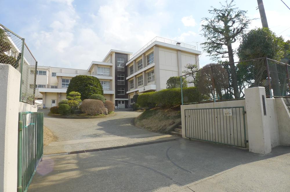 Junior high school. Samukawa stand Asahigaoka until junior high school 1077m