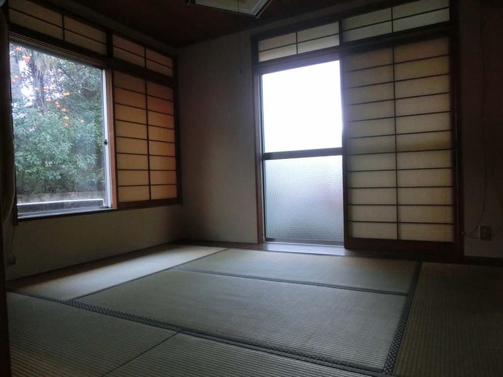 Non-living room. LDK is next to the Japanese-style room! 