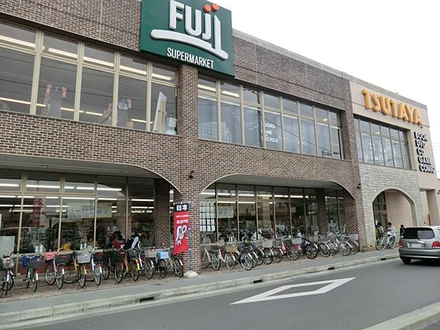 Supermarket. Fuji to Samukawa shop 610m