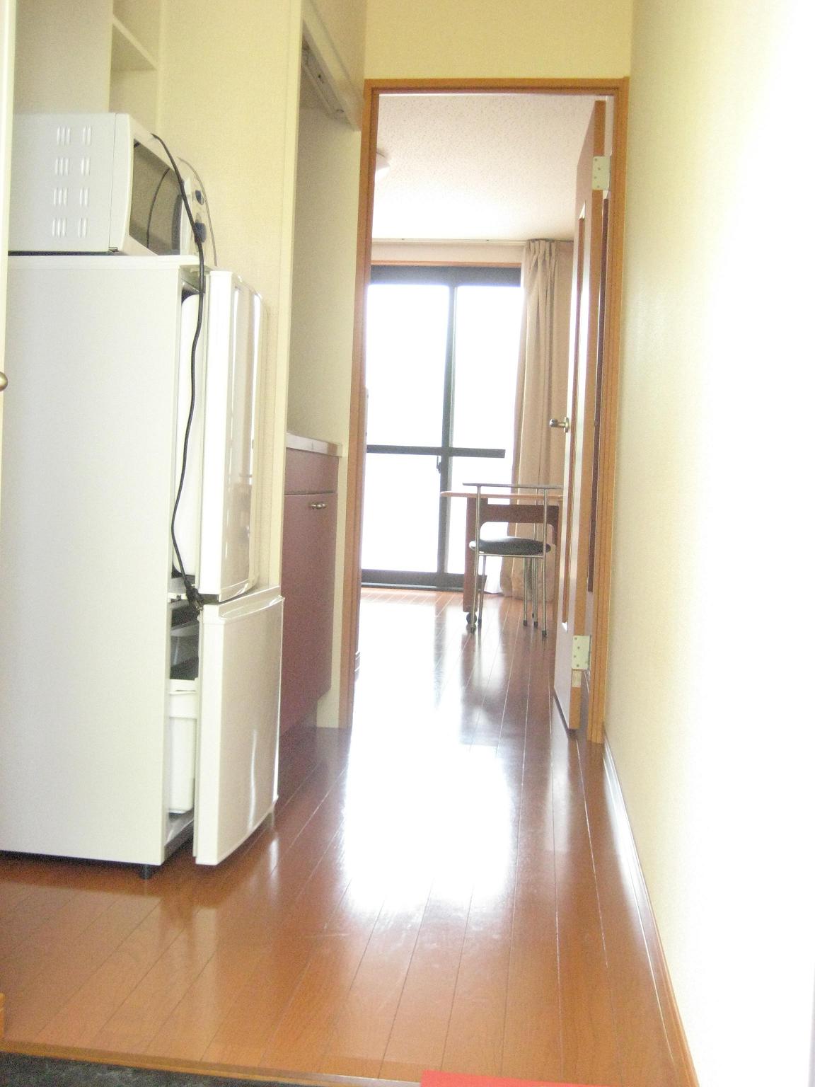 Other room space. refrigerator ・ microwave ・ Washing machine ・ tv set ・ desk ・ It comes with a chair!