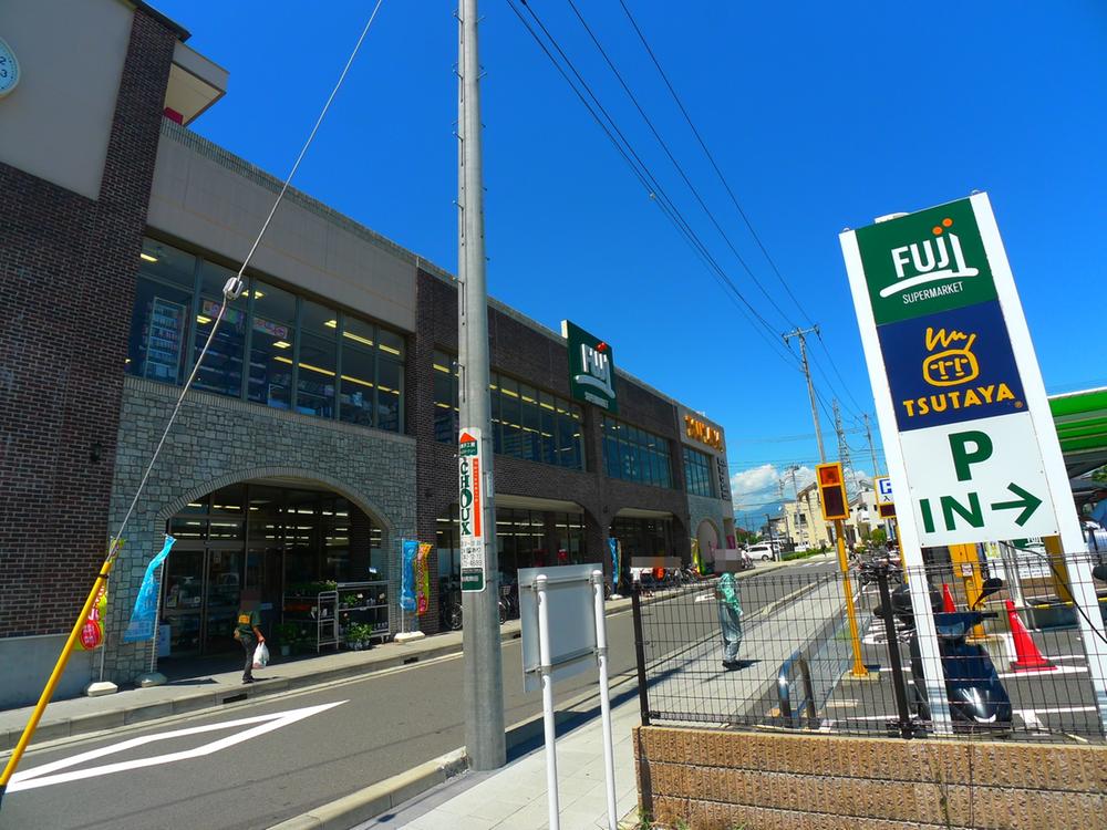 Supermarket. Fuji to Samukawa shop 872m