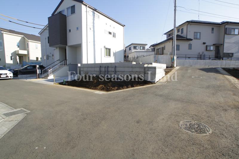 Local photos, including front road. Local (12 May 2013) Shooting Building 3