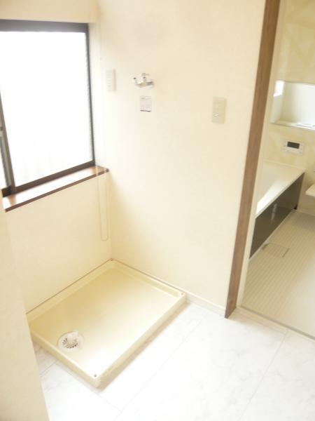 Wash basin, toilet. Since the washing machine storage is bright, There is a feeling of cleanliness! 