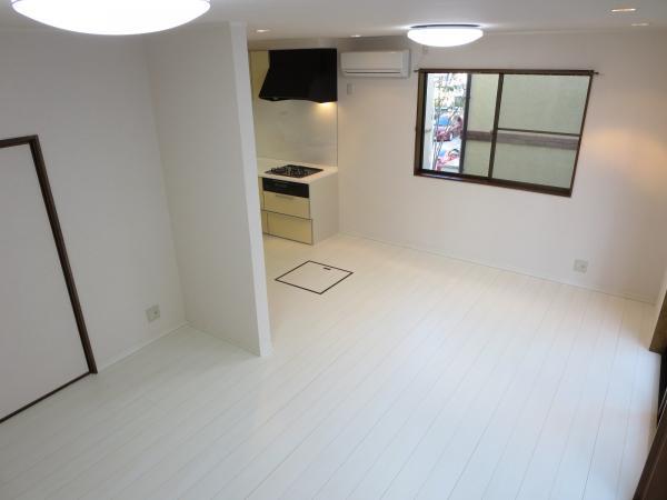 Living. It was renovated in spacious LDK. Now bright living room! 