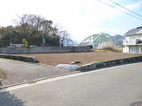 Local land photo. The east side of the road, Traffic volume due to route changes of prefectural road has been reduced.
