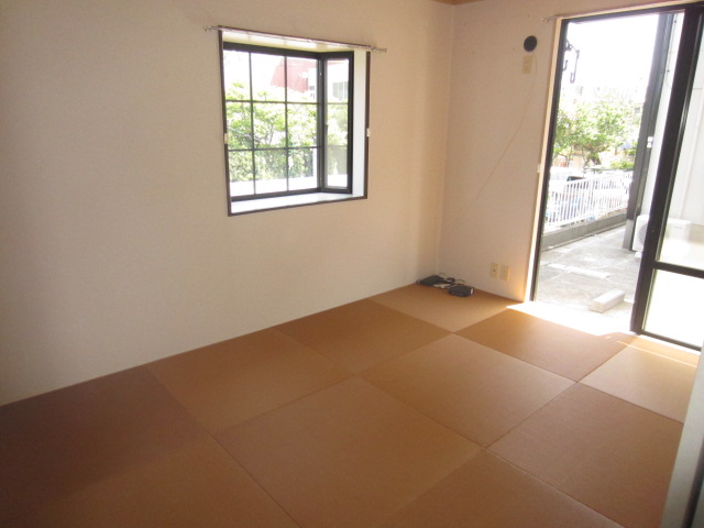 Living and room. With bay windows in Japanese-style room! 