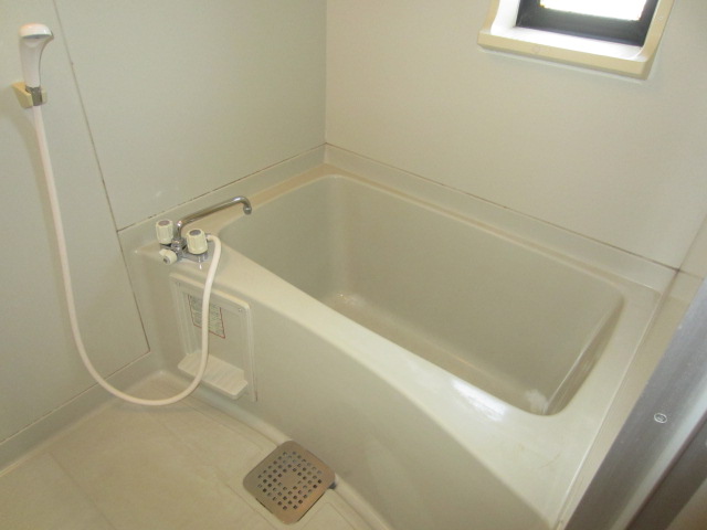 Bath. With a window in the bathroom! Ideal for ventilation! 