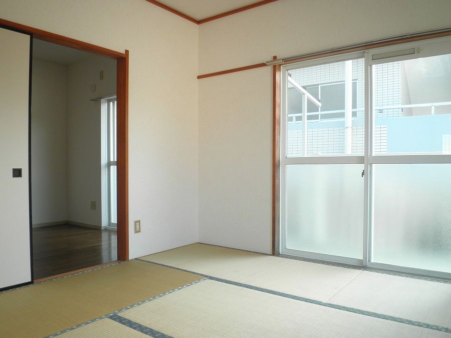 Other room space. Toward Western-style from the Japanese-style room