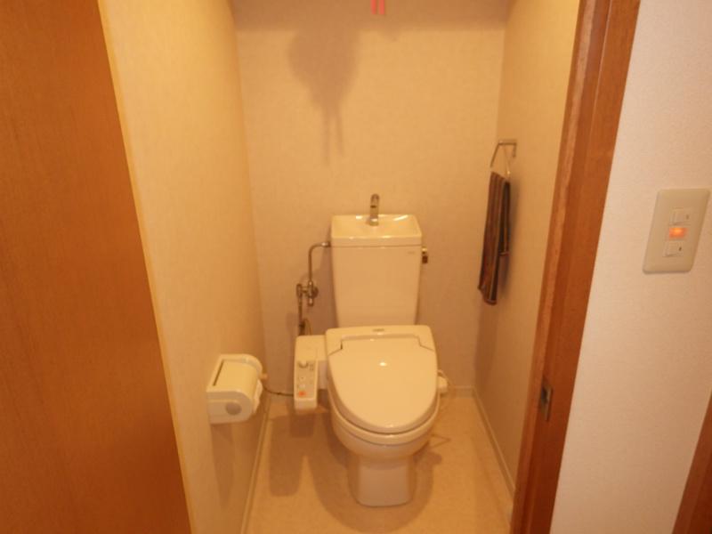 Toilet. Is beautiful.