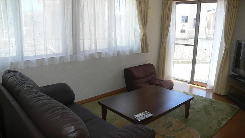Living. There are many windows, Ventilation is also good. 