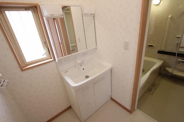 Wash basin, toilet. Indoor (02 May 2013) Shooting
