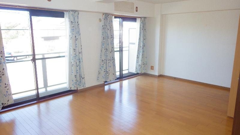 Living. Free ring is very beautiful