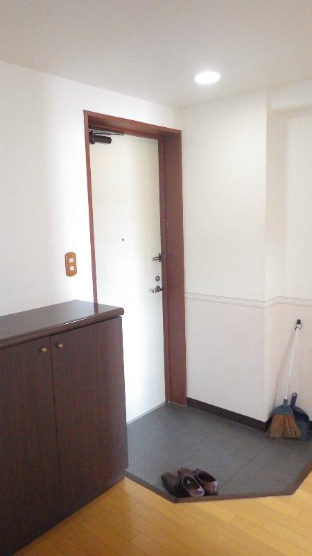 Entrance. Entrance of spread. There is a shoebox