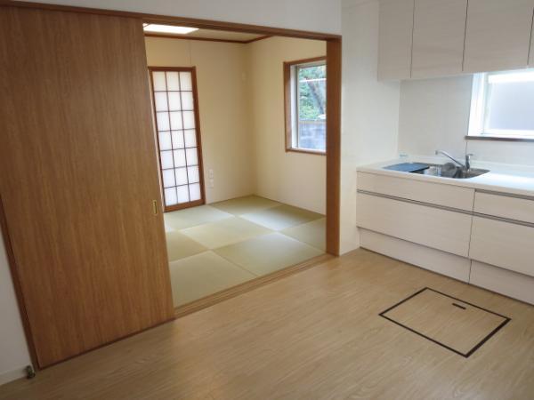 Living. Tsuzukiai of living and Japanese-style room is easy to use