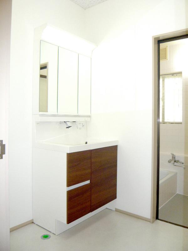 Wash basin, toilet