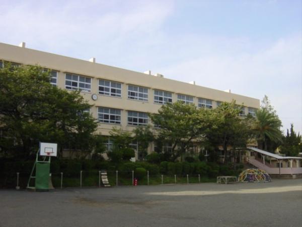 Primary school. 547m until Miura City name toward elementary school