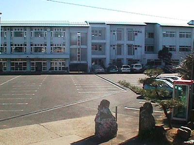 Junior high school. 510m until Miura City Uehara Junior High School