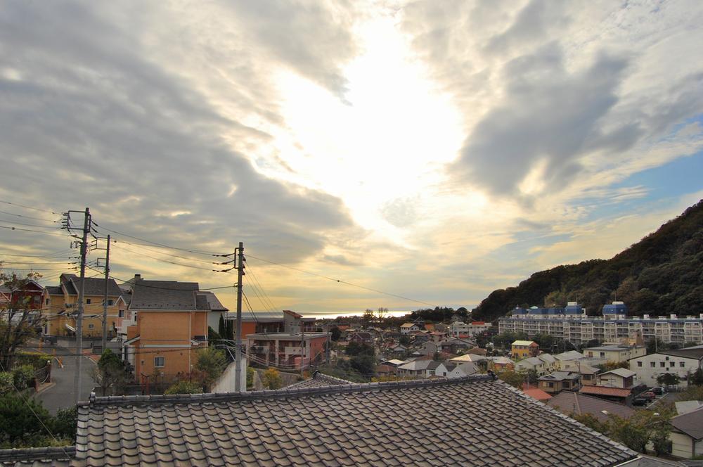 View photos from the dwelling unit. Beautiful cityscape overlooking hill of Hayama. Prettily lined up on the other side of the roof, Shining sea view while reflecting the light. To everyday with no scenery only here ・  ・  ・