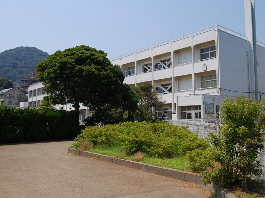 Primary school. Hayama-machi 800m to stand one color elementary school