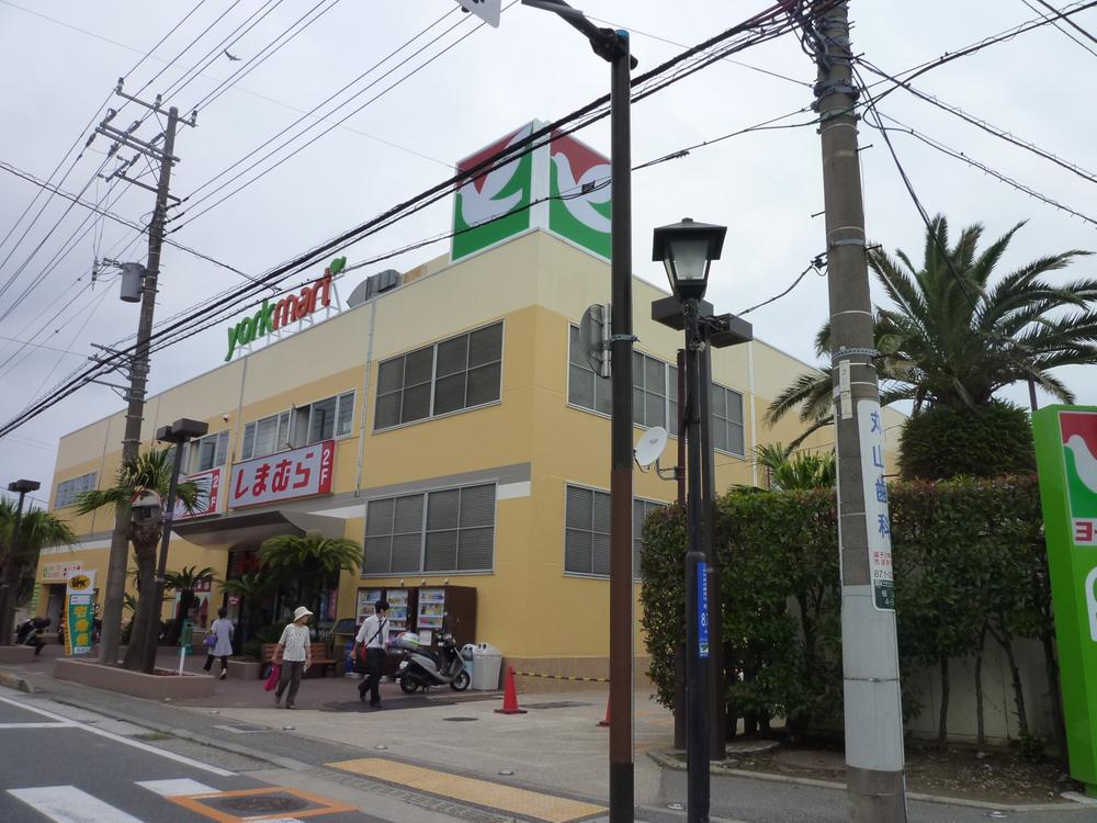 Shopping centre. York Mart 1300m to the east, Zushi shop