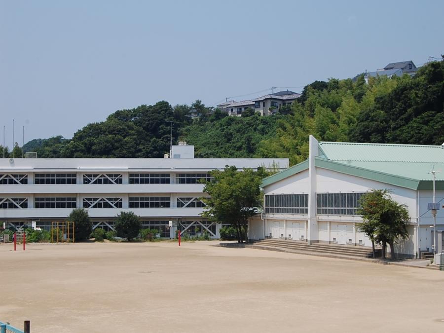 Primary school. Hayama-machi 1000m to stand Hayama elementary school